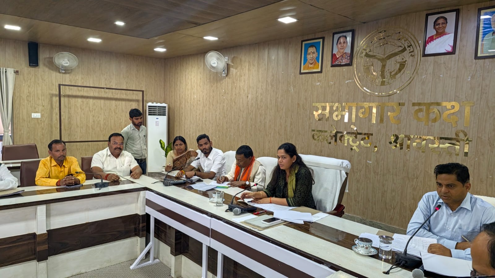 राजनैतिक दलों के साथ मतदेय स्थलों के सम्भाजन के सम्बन्ध में बैठक