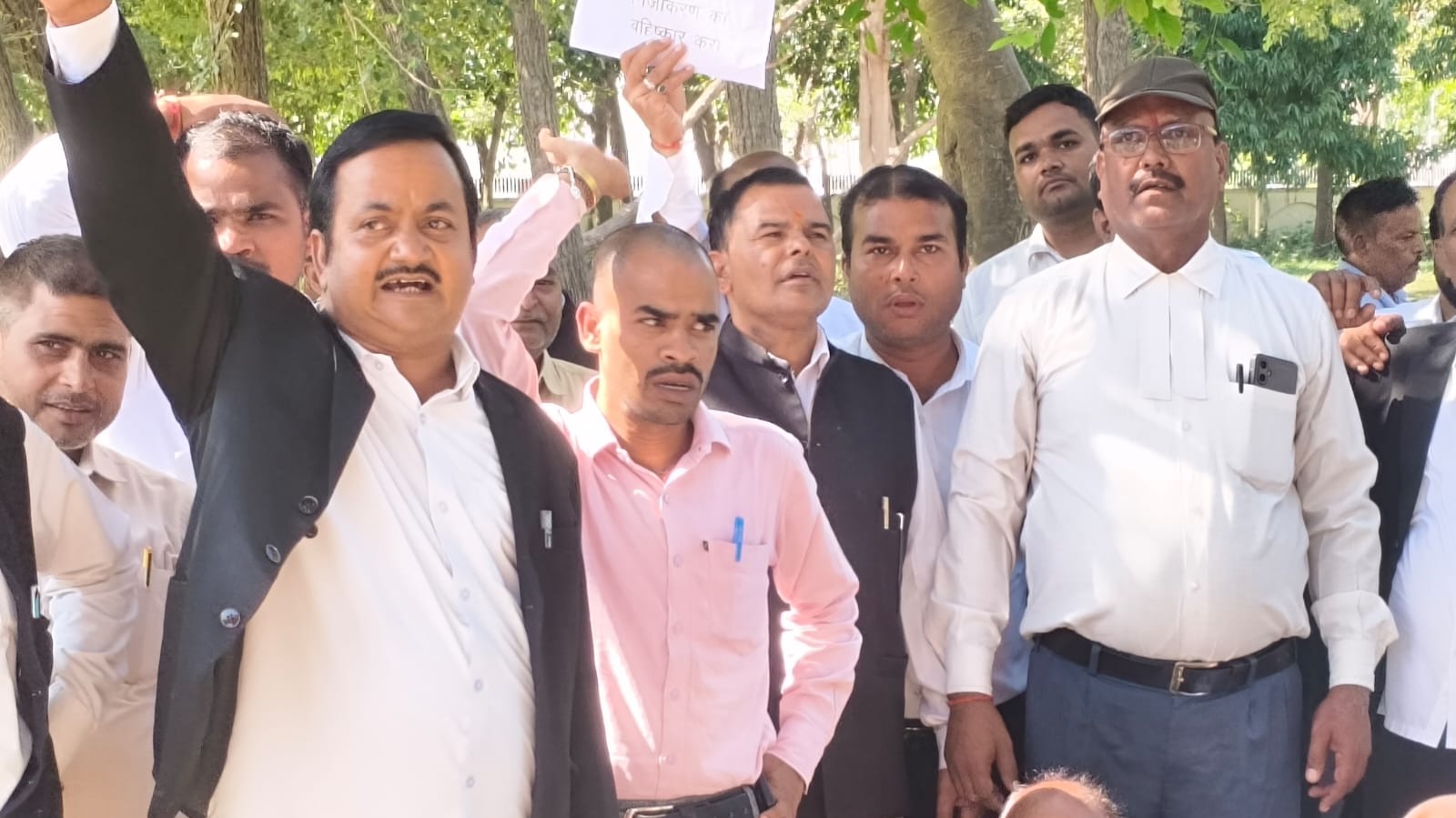 राजस्व कानूनों के संशोधन के विरोध में उतरे अधिवक्ता