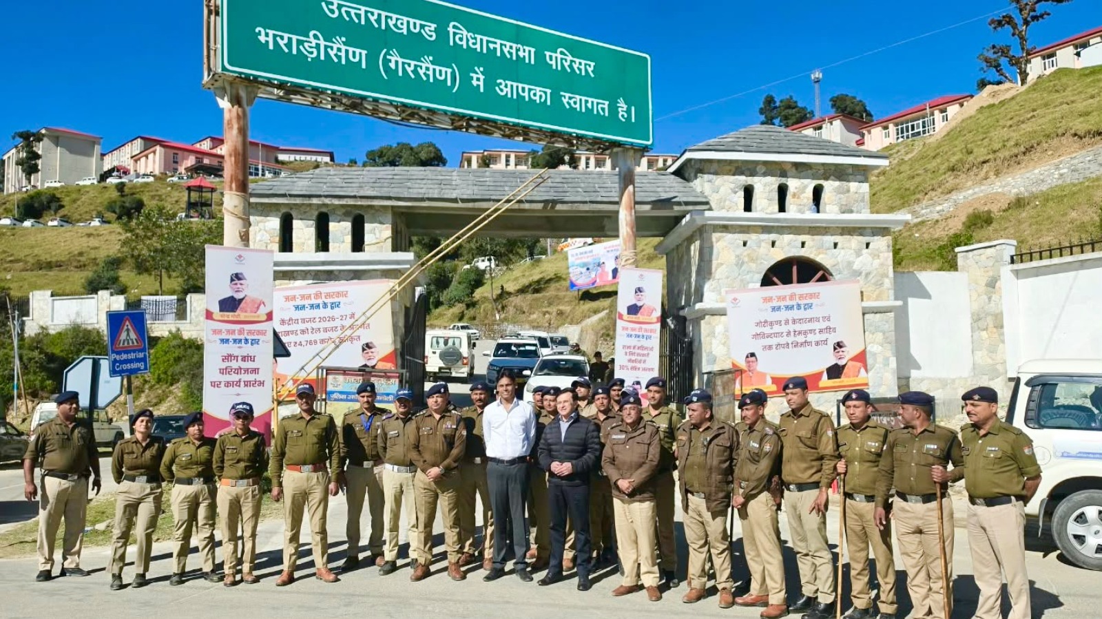 भराड़ीसैंण में जवानों का बढ़ाया हौसला, बैरियर ड्यूटी पर तैनात पुलिसकर्मियों को डीजीपी ने दी शाबाशी