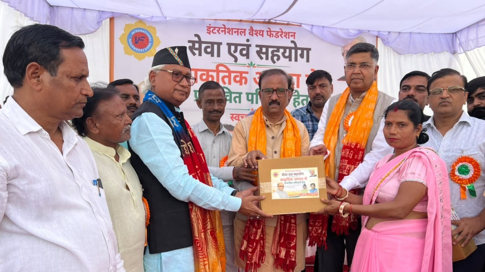 रक्षामंत्री राजनाथ की प्ररेणा से बाढ़ प्रभावित परिवारों को बांटी स्वच्छता किट