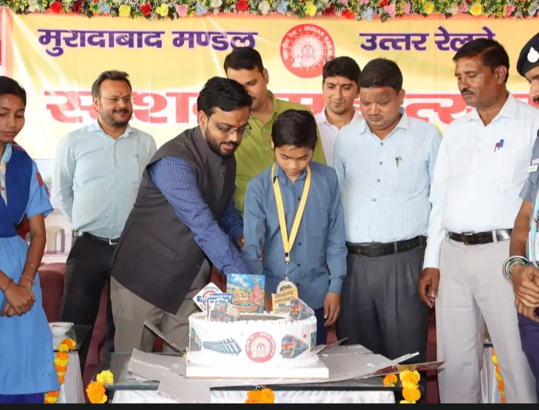 जब नैमिषारण्य स्टेशन पर गूंजा ‘वंदे मातरम्’, सम्मान में झुके सिर, सपनों को मिले पंख