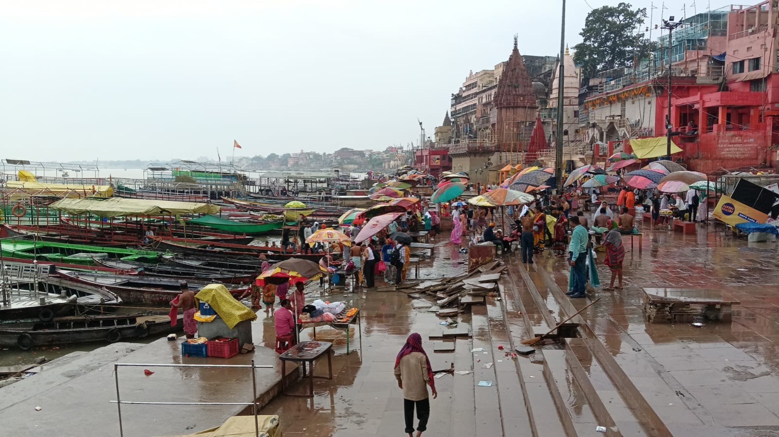 वाराणसी में चक्रवाती तूफान अर्नब का असर, बूंदाबांदी के बीच गंगाघाटों पर रौनक छिनी