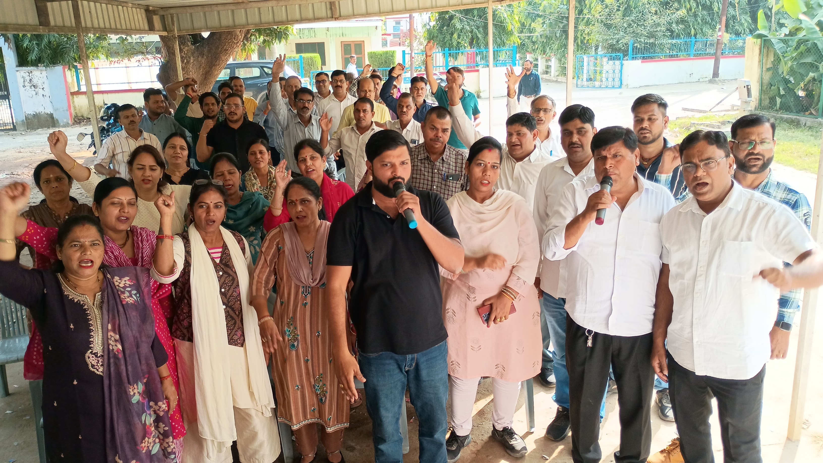सिंचाई विभाग के कर्मचारियों ने 15 सूत्रीय मांगों को लेकर किया धरना-प्रदर्शन
