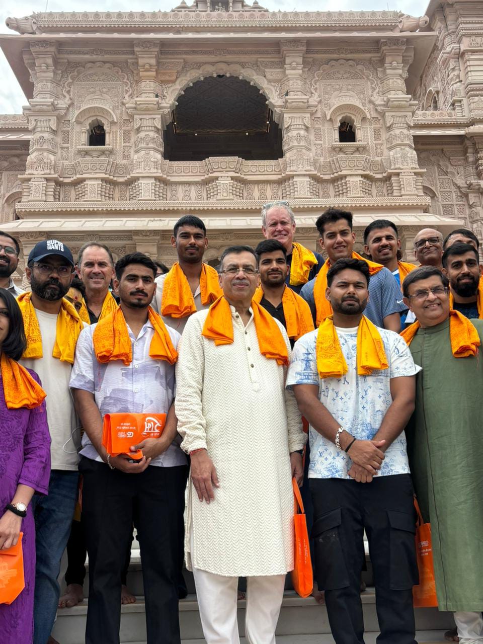 लखनऊ सुपर जायंट्स टीम ने मालिक डॉ. संजीव गोयनका के साथ अयोध्या में रामलला के दर्शन कर लिया आशीर्वाद