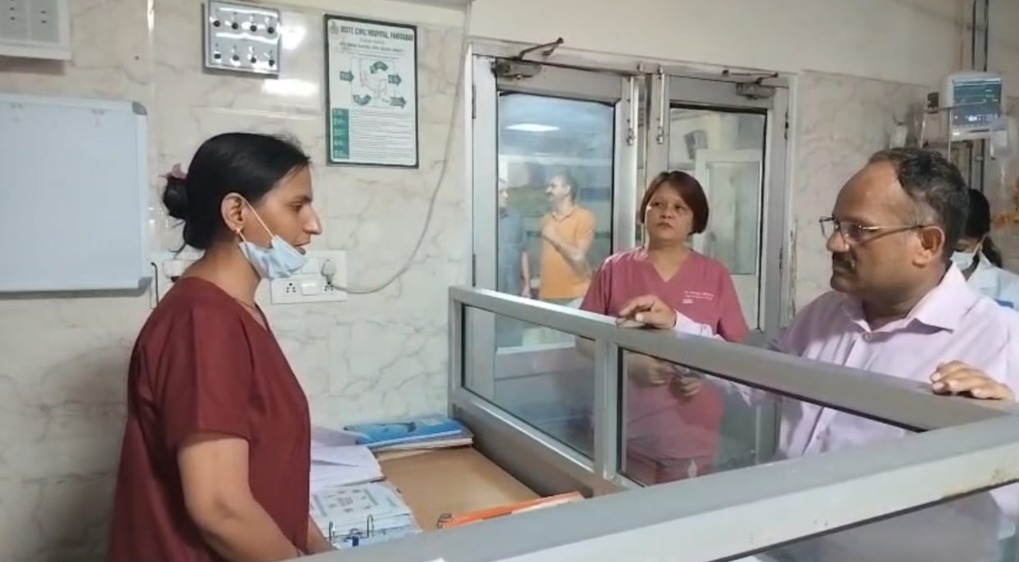 बीके अस्पताल में आवारा कुत्तों का आतंक, खून से सनी चादर मुंह में दबाए घूमते दिखे डॉग, मरीजों की सुरक्षा पर उठे सवाल