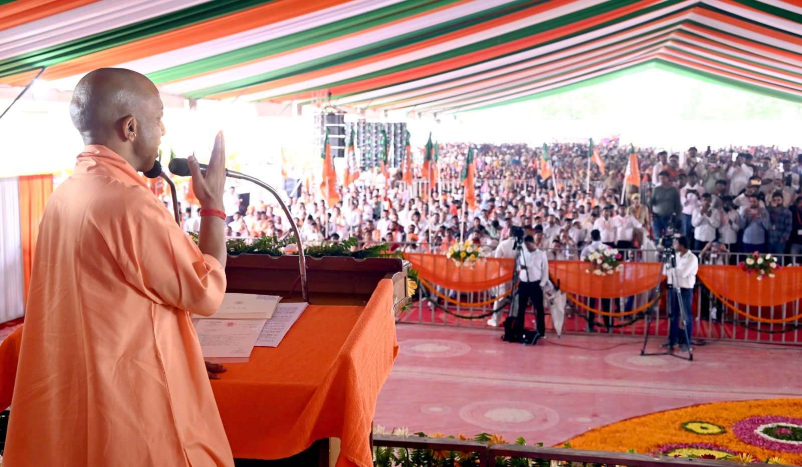 मऊ में गरजे सीएम योगी, बोले- अब माफिया पिस्टल लहराकर किसी को नहीं डरा सकता; 392 करोड़ की 114 परियोजनाओं की दी सौगात