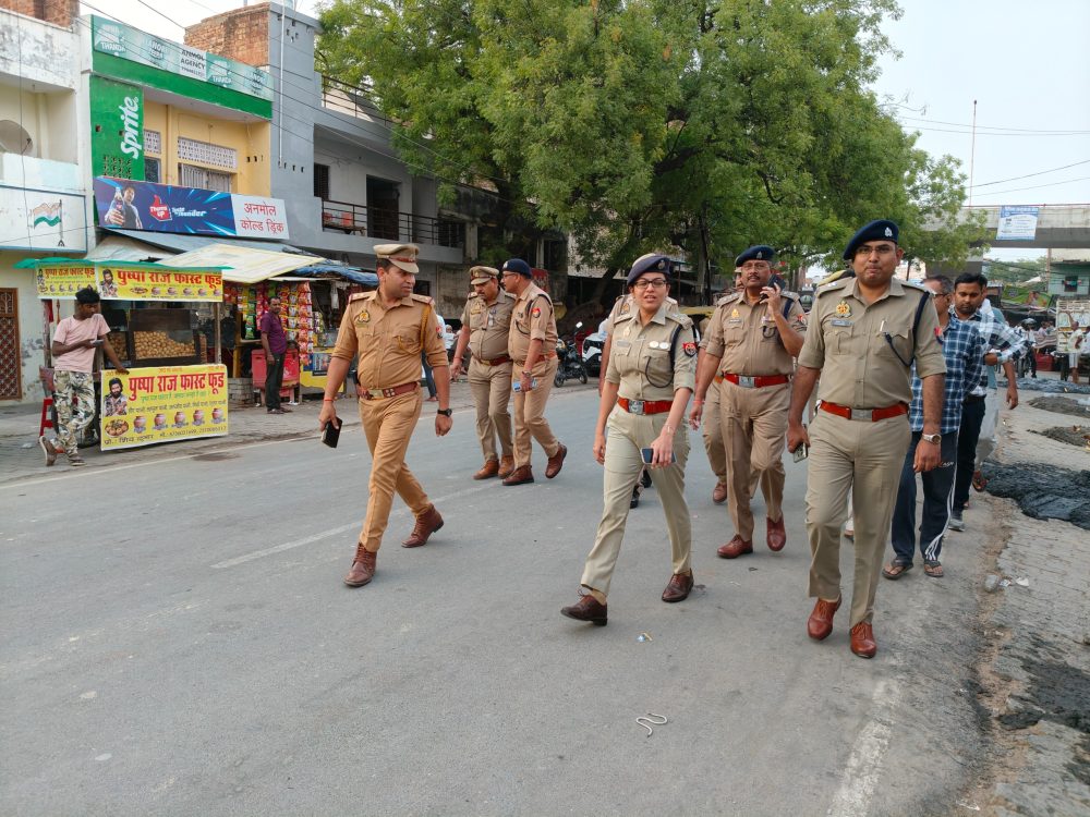 एसपी व एएसपी ने रूरा एवं कस्बा डेरापुर में पैदल गश्त कर सुरक्षा व्यवस्था का लिया जायजा