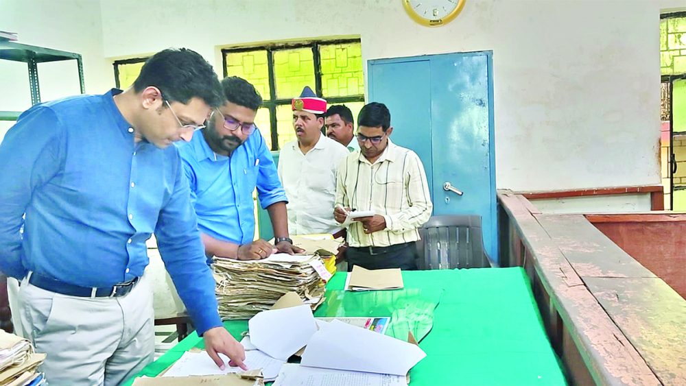 डीएम ने मड़ियाहूं तहसील का किया औचक निरीक्षण
