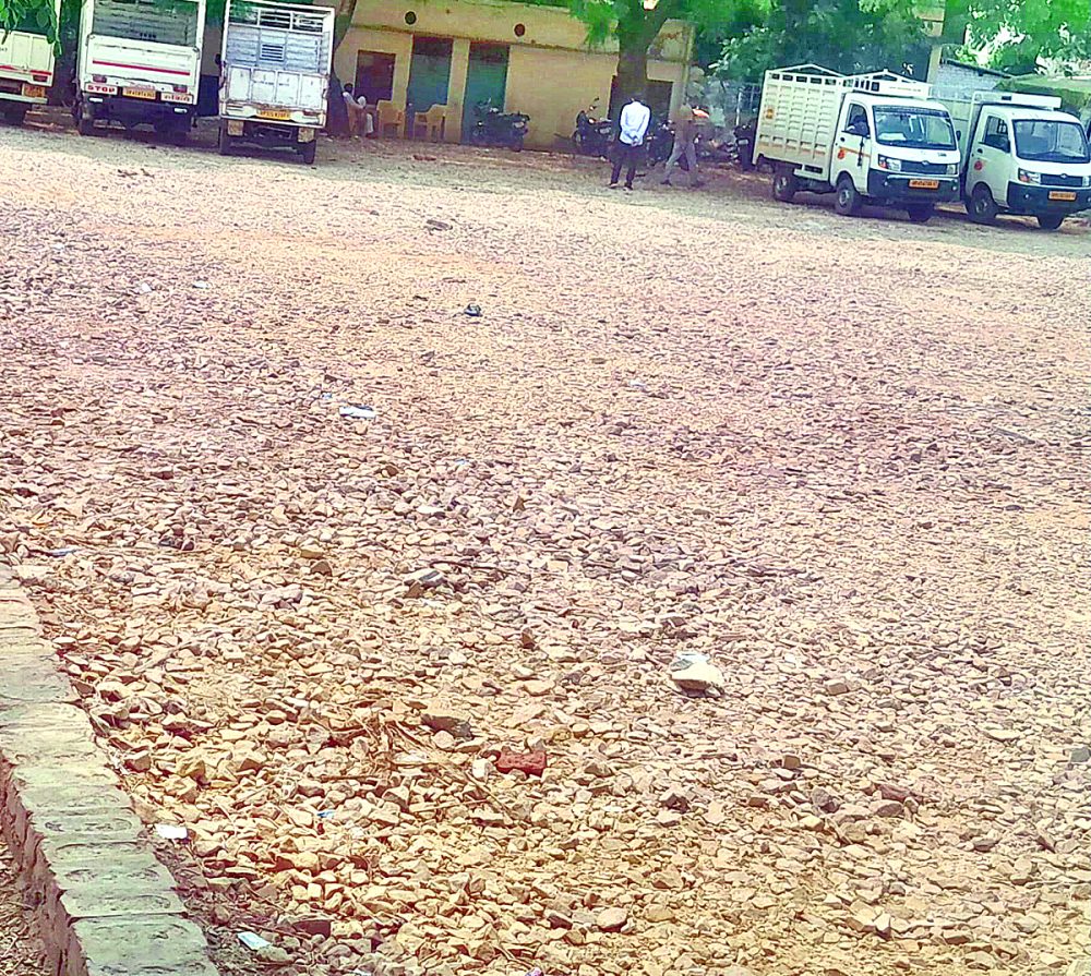 तीन माह से अधूरा पड़ा इंटरलॉकिंग मार्ग, राहगीरों और स्थानीय लोगों में रोष