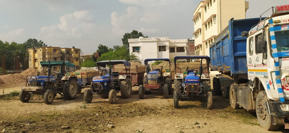 रूरा में अवैध खनन पर बड़ा एक्शन: भोर पहर पुलिस और राजस्व टीम का छापा, मिट्टी लदे पांच ट्रैक्टर सीज