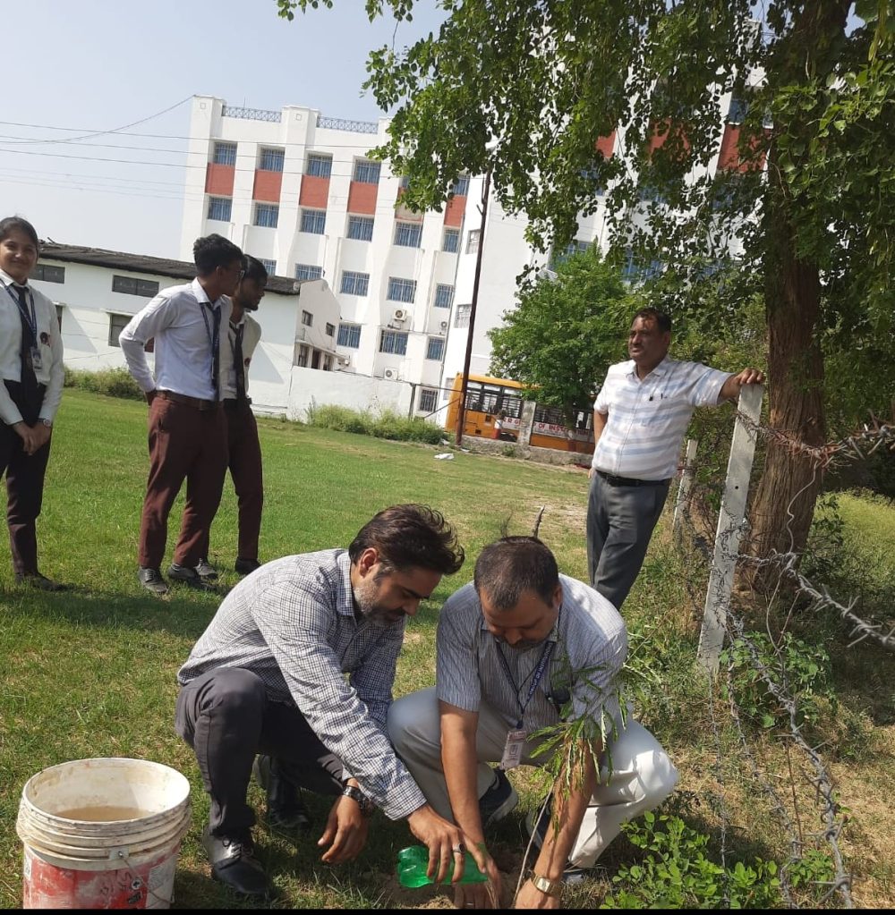 एक पेड़ माँ के नाम अभियान के तहत आर.आर. ग्रुप ऑफ़ इंस्टिट्यूशन्स में हुआ पौधरोपण