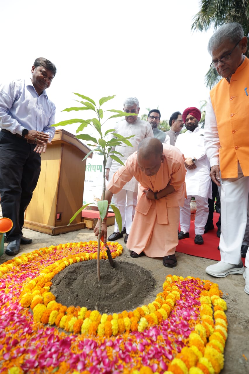 सीएम योगी ने अपने आवास पर लगाया ‘एक पेड़ मां के नाम’
