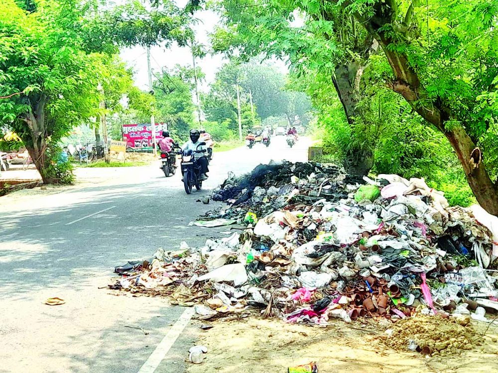 तमसा तट की मछली मंडी से पहले ही बेहाल था मार्ग, अब सड़क को ही बना दिया कूड़ाघर