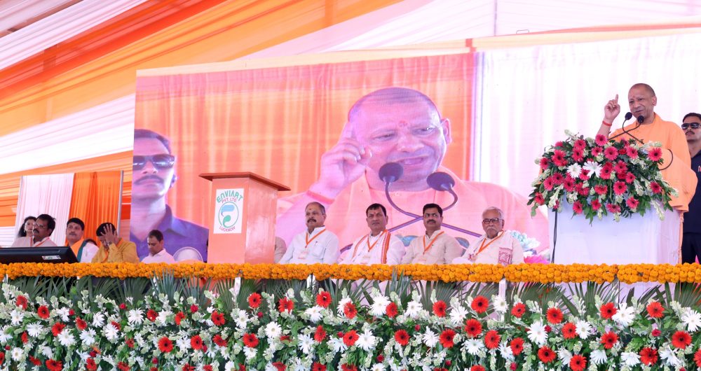 किसी ने उत्सव के रंग में भंग डाला तो वर्तमान के साथ भविष्य भी स्वाहा हो जाएगा: योगी