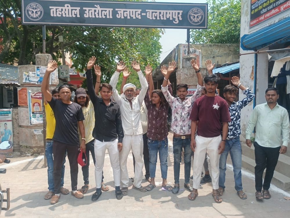 100 केवीए ट्रांसफार्मर की मांग को लेकर ग्रामीणों का प्रदर्शन