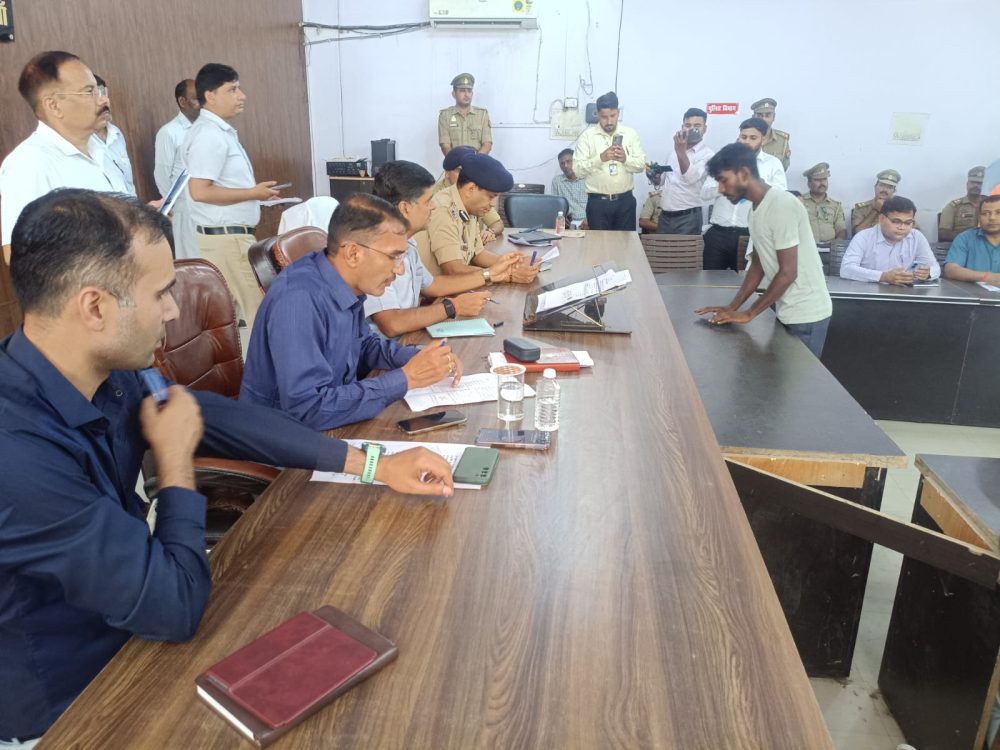 सम्पूर्ण समाधान दिवस में मंडलायुक्त ने अधिकारियों को लगाई फटकार, 15 मामलों का मौके पर निस्तारण