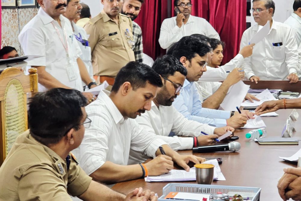 साहब मैं जिंदा हूं….चीख चीख कर बूढ़े पिता ने बताई बेटों की करतूत