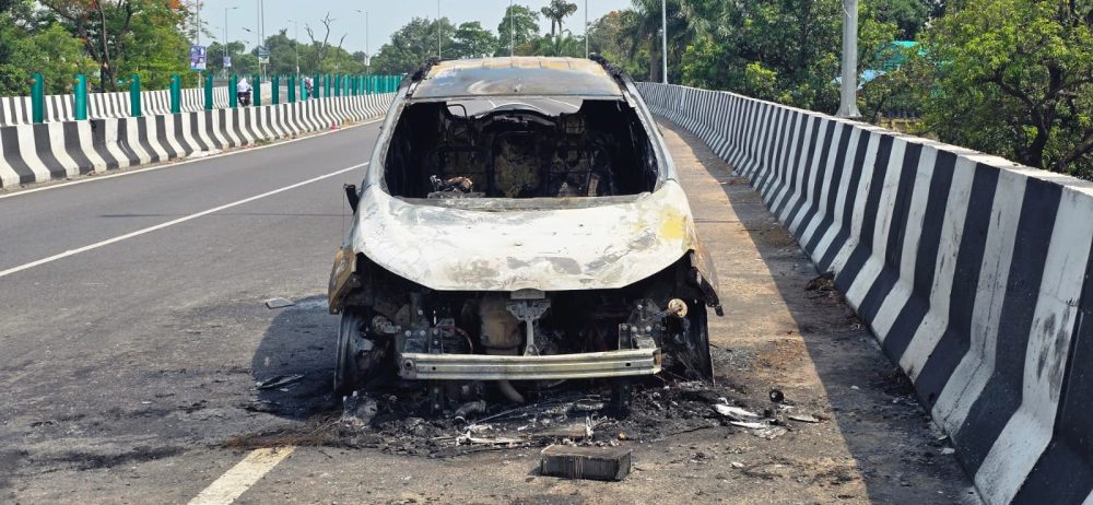चलती फोर्ड इकोस्पोर्ट में लगी आग, चालक ने कूदकर बचाई जान
