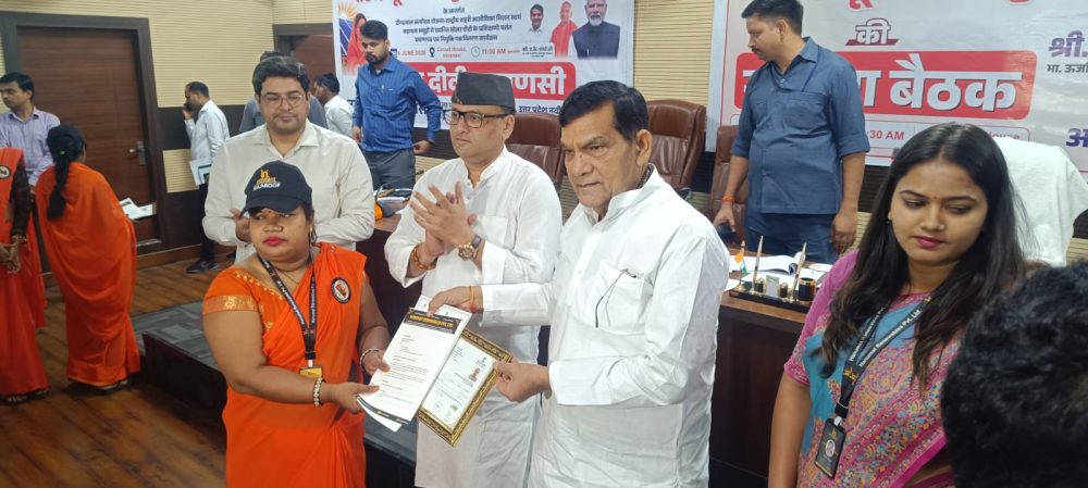प्रशिक्षित सोलर दीदियों का आगाज, ऊर्जा मंत्री ने सौंपा जॉब लेटर