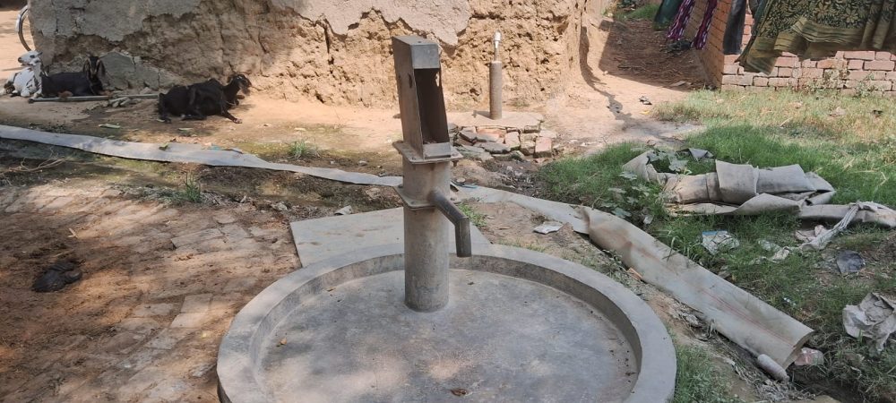ग्रामीण पानी को तरसे, लेकिन कागजों में हैंडपंप दुरुस्त हो गए रास्ते बदहाल रहे
