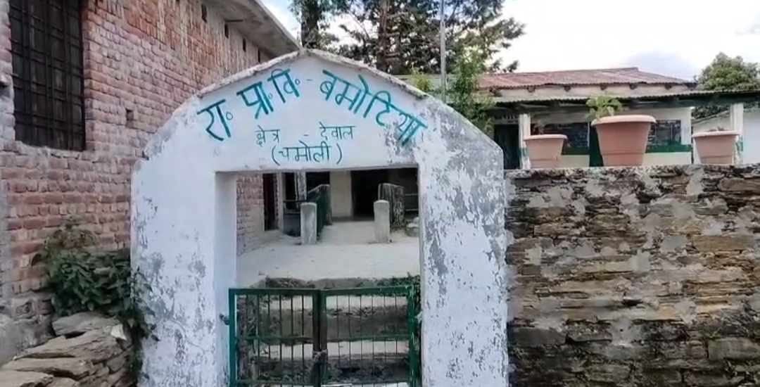 78 साल बाद भी विकास से अछूता बामोटिया,सड़क-बिजली के अभाव में ग्रामीणों ने दी आंदोलन और चुनाव बहिष्कार की चेतावनी