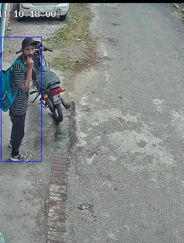 दिनदहाड़े छात्र की बाइक चोरी, सीसीटीवी में कैद हुई पूरी वारदात