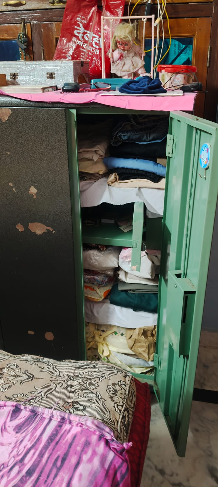 सूना मकान बना चोरों का निशाना, लॉकर तोड़कर ले उड़े सोना-हीरा
