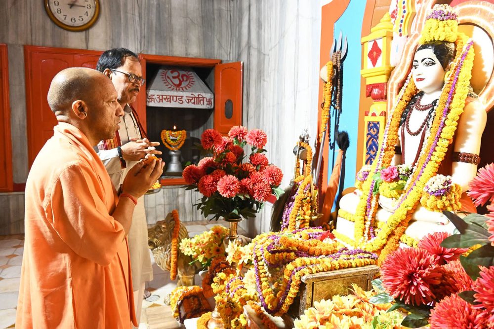 गोरखनाथ मंदिर पहुंचे मुख्यमंत्री योगी आदित्यनाथ, मंदिर में करेंगे रात्रि विश्राम