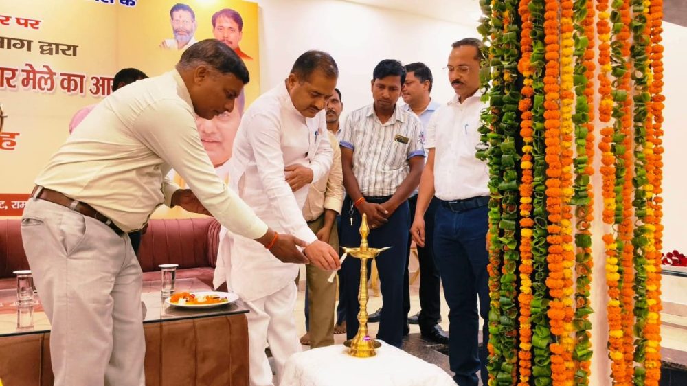 श्रम एंव सेवायोजन द्वारा संयुक्त रुप से श्रमिक हित लाभ कार्यक्रम एवं रोजगार मेले का किया आयोजन