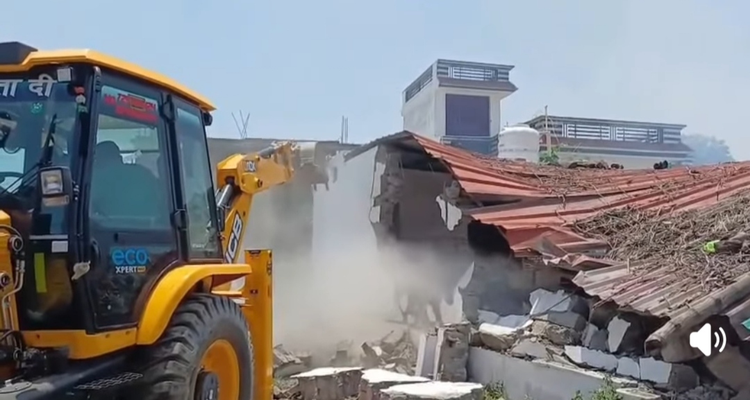 विकासनगर में हुई व्यक्ति की हत्या के बाद आरोपी के घर पर चला बुलडोजर