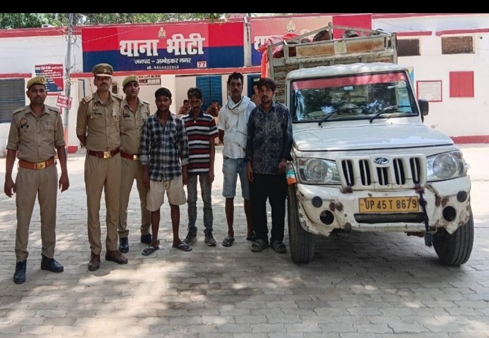 भीटी पुलिस की बड़ी कार्रवाई: अवैध लकड़ी तस्करी में चार गिरफ्तार, पिकअप समेत 27 बोट बरामद
