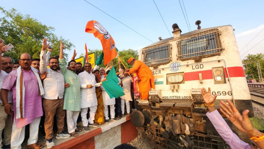 राज्यमंत्री गिरीश चंद्र यादव ने पटना-कोटा एक्सप्रेस को दिखाई हरी झंडी