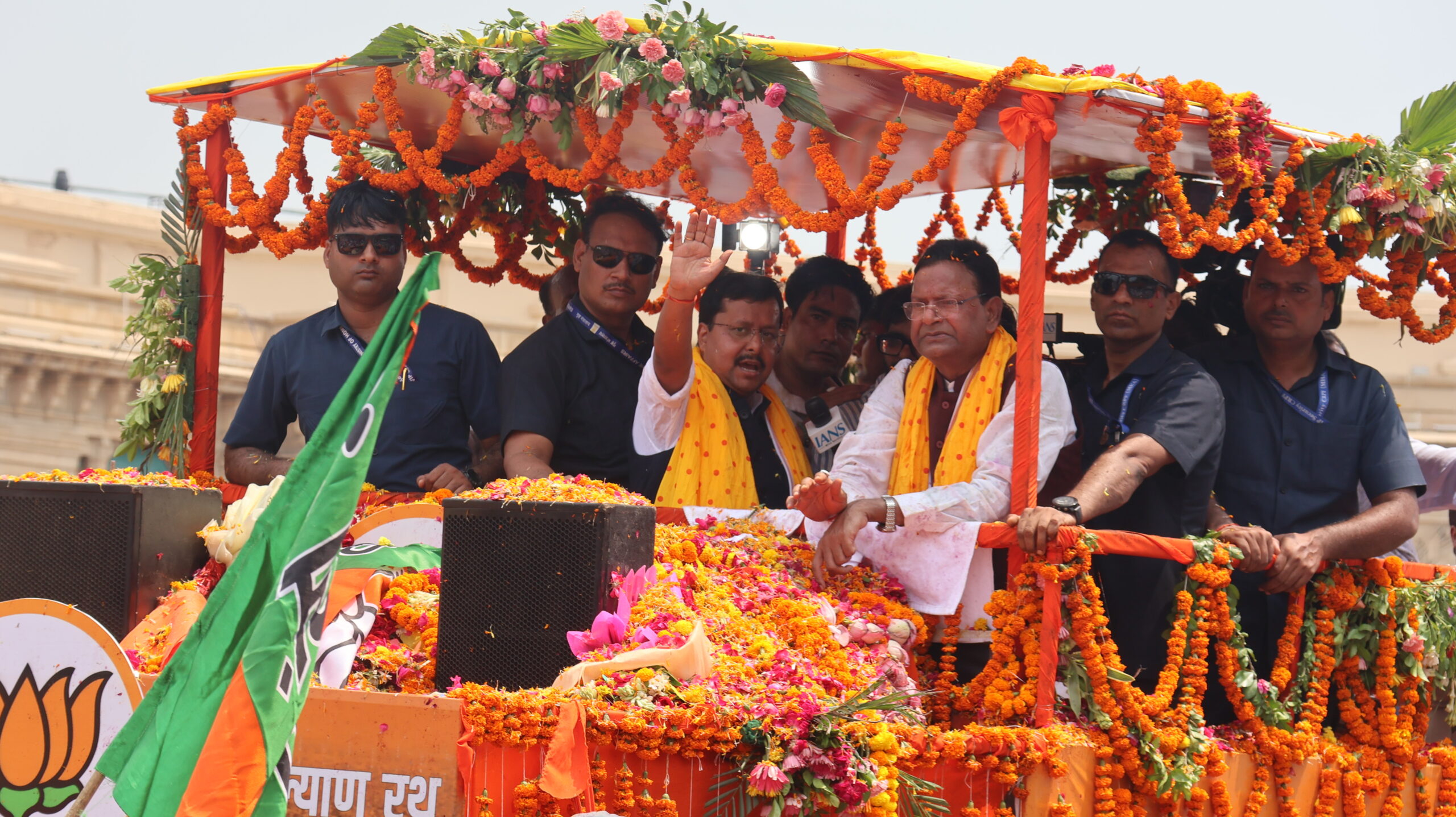 नितिन नवीन का राजधानी में भव्य स्वागत, रोड शो पर बरसे फूल