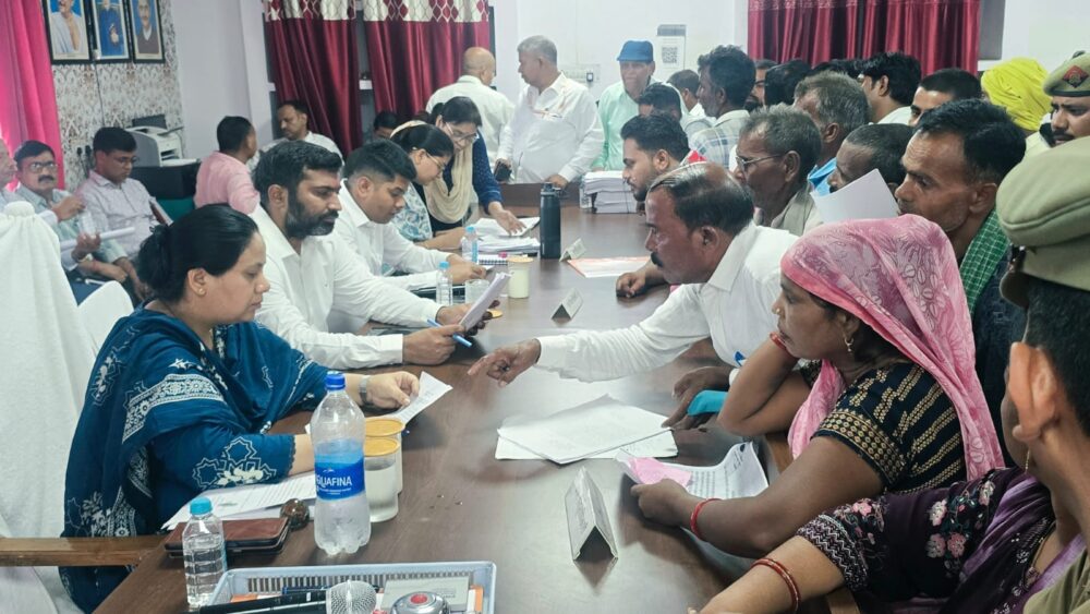 एडीएम आपूर्ति व एसडीएम ने सुनी फरियादियों की शिकायतें
