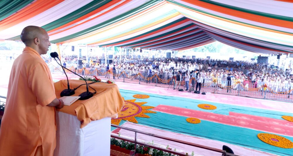 बाबरी ढांचे पर घड़ियाली आंसू बहाने वाले दे रहे आस्था पर उपदेश :  योगी
