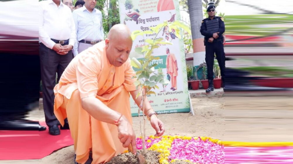 सीएम योगी रविवार को गोरखपुर में लगाएंगे ‘एक पेड़ मां के नाम’