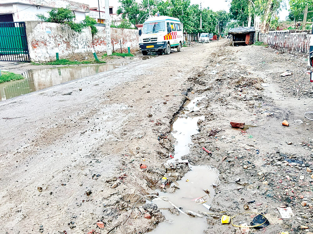 नाला व पाइपलाइन निर्माण ने बिगाड़ी सड़क, कीचड़ व गड्ढों से राहगीर परेशान