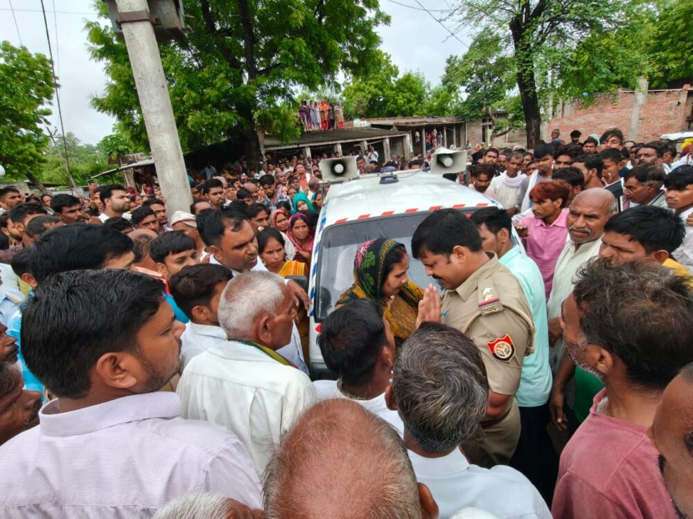 मुआवजा व कार्रवाई की मांग पर अंतिम संस्कार रोका, आश्वासन के बाद माने परिजन