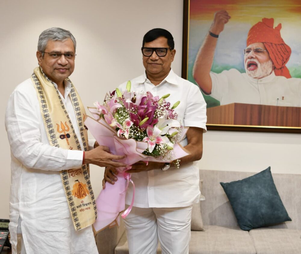 रेल मंत्री अश्विनी वैष्णव से मिले कृपाशंकर सिंह, जौनपुर के विकास से जुड़े कई अहम मुद्दे उठाए