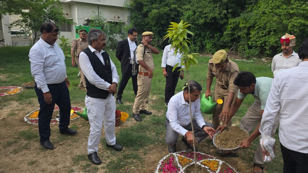 पर्यावरण संरक्षण के लिए प्रत्येक व्यक्ति पौधरोपण के साथ उसका संरक्षण भी करे : जिला जज रविन्द्र सिंह