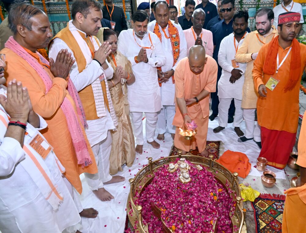 मुख्यमंत्री ने लोधेश्वर महादेव का दर्शन-पूजन कर किया अभिषेक