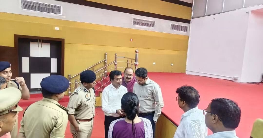 राज्यपाल के प्रस्तावित आगमन को लेकर जिलाधिकारी एवं पुलिस अधीक्षक ने पूर्वांचल विश्वविद्यालय का किया स्थलीय निरीक्षण, व्यवस्थाओं का लिया जायजा