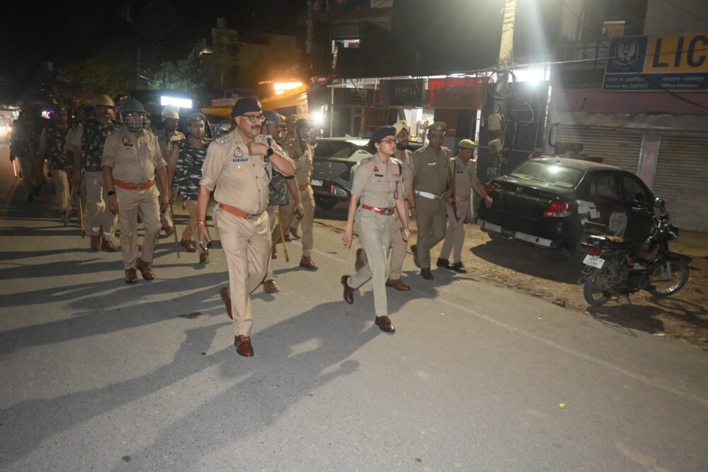 आगामी त्यौहारों के दृष्टिगत कानपुर देहात पुलिस अलर्ट: एसपी ने भारी पुलिस बल के साथ कस्बा अकबरपुर में किया पैदल गश्त