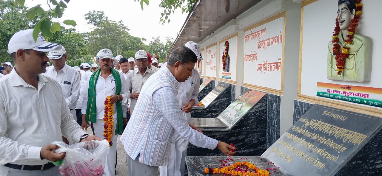 कारगिल विजय दिवस पर वीर शहीदों को श्रद्धांजलि, जिलाधिकारी ने शहीद स्मारक पर किया पुष्पांजलि अर्पण
