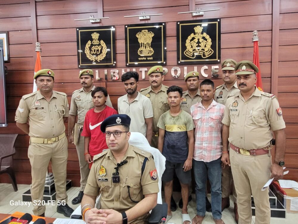 व्यापारी के मुनीम से डकैती की साजिश नाकाम, चार बदमाश गिरफ्तार, हथियार और बाइक बरामद