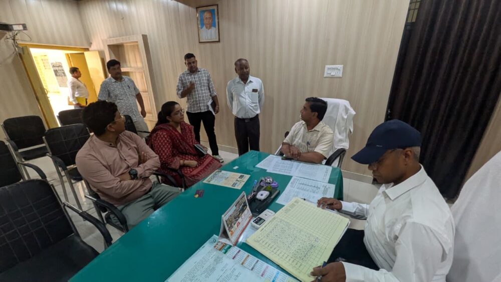 मुख्य विकास अधिकारी ने किया विकासखंड झींझक कार्यालय का निरीक्षण, दिए आवश्यक दिशा-निर्देश