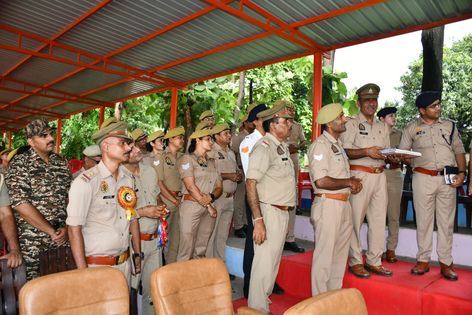 कांवड़ यात्रा के लिए पुलिस बल मैदान में उतरा, डीएम-एसएसपी ने ड्यूटी से पहले किया ब्रीफ