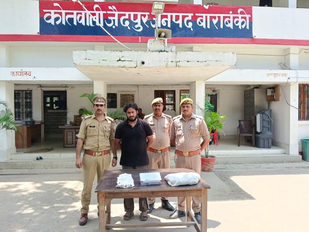 इमामबाड़े से चोरी के तीन चांदी के अलम व 1.97 लाख बरामद, एक आरोपी गिरफ्तार