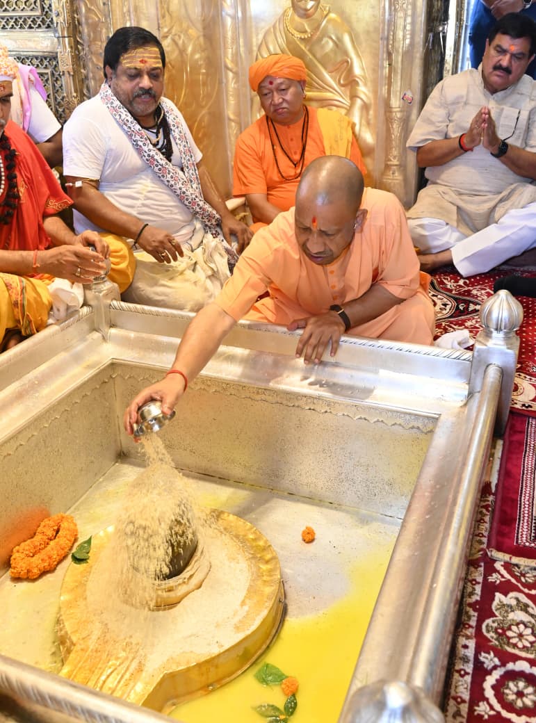 सीएम ने बाबा विश्वनाथ और काल भैरव मंदिर जाकर किया दर्शन-पूजन