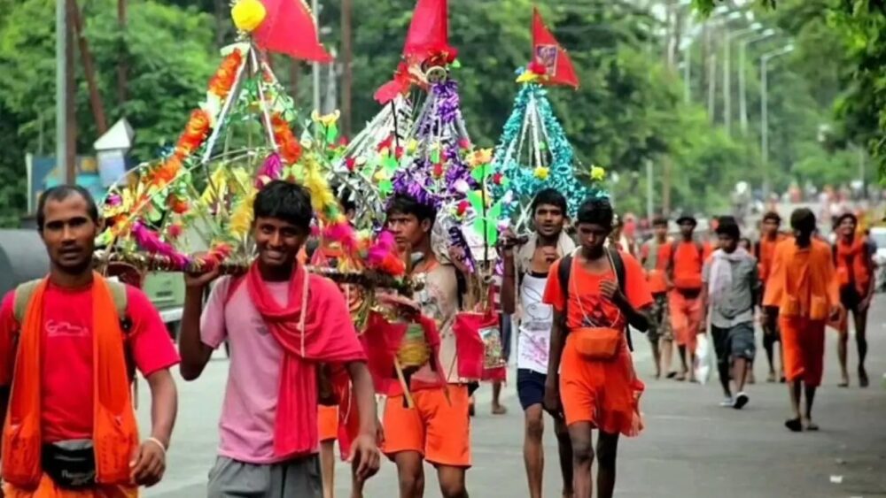 हर-हर महादेव का उद्घोष, कंधों पर आस्था लिए बढ़ चले शिवभक्त